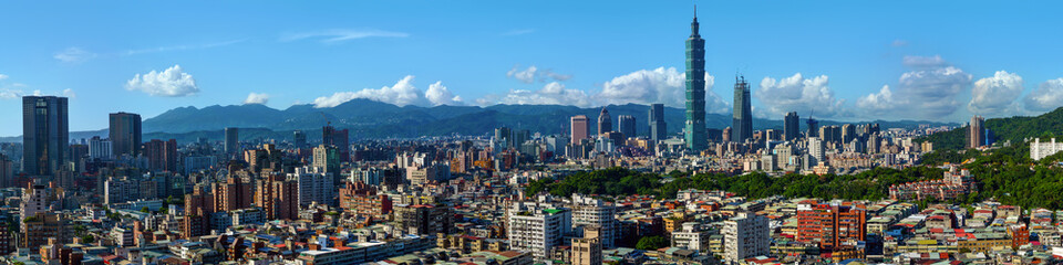 Fototapeta premium Szeroka panorama centrum Tajpej, stolicy kraju Tajwanu