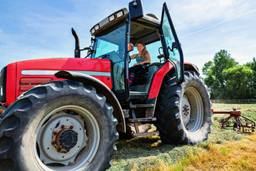 jeune agricultrice retournant le foin