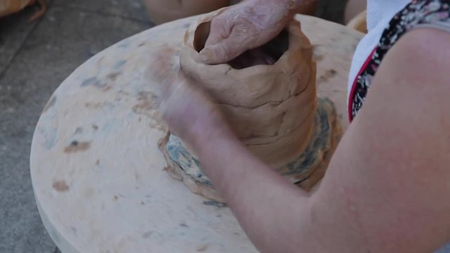Moldeando un cacharro de barro con la tecnica de churro