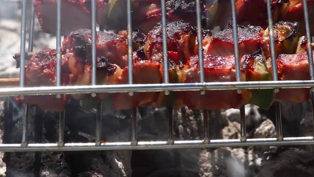  Detalle de pinchos  de carne  haciendose en la parrilla al aire libre 