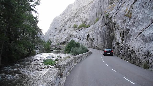 Rio y Carretera en Desfiladero  Monta&ntilde;oso