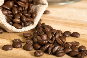 Kaffeebohnen in einem Juttasack