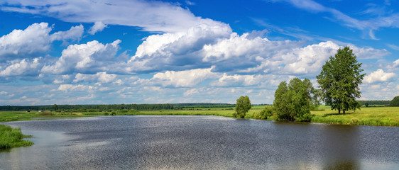 летний пейзаж на берегу озера, Россия, Урал, июль 
