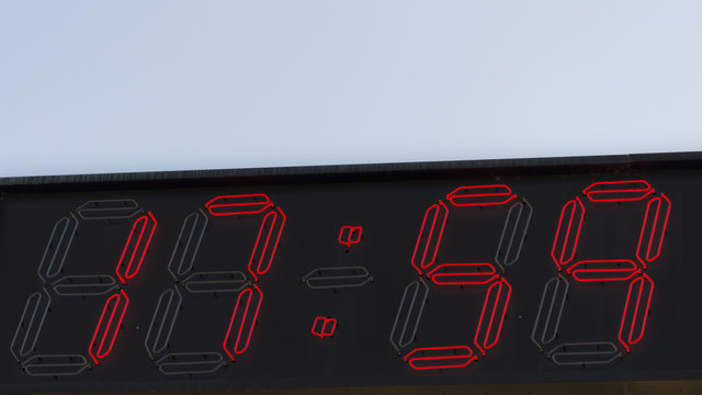Digital clock showing time 17:59 (seventeen hours fifty-nine minutes)