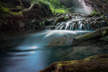 Obraz premium Bachlauf mit Wasserfall