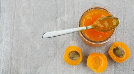 pot de confiture d'abricots fait maison,,fruits de saison