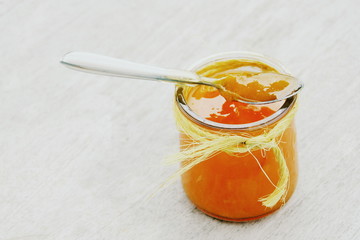 pot de confiture d'abricots fait maison,,fruits de saison