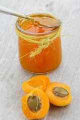 pot de confiture d'abricots fait maison,,fruits de saison