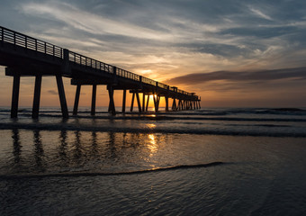 Fototapeta premium Wschód słońca na molo