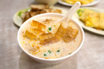 Taiwanese salty soy milk soup (Xian Dou Jiang) for breakfast　台湾の朝食 鹹豆漿 シェントウジャン © wooooooojpn