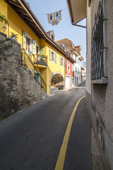 Eine Gasse in Bourg-en-Lavaux in der Schweiz