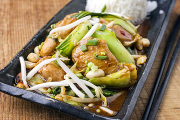 Traditionelles Chicken Gung Bao mit Gemüse auf Teller