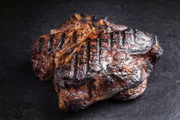 Barbecue dry aged Wagyu Porterhouse Steak als close-up auf schwarzer Schieferplatte