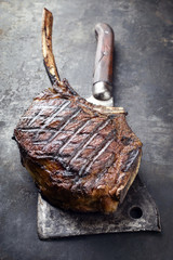 Barbecue dry aged Wagyu Tomahawk Steak als close-up auf altem Metallblech