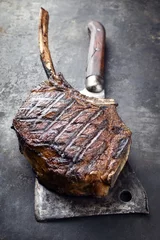 Fototapeten Barbecue dry aged Wagyu Tomahawk Steak als close-up auf altem Metallblech © HLPhoto