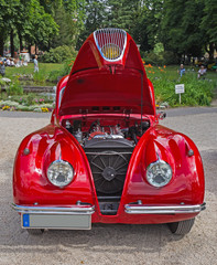 alter englischer Roadster mit geöffneter Motorhaube
