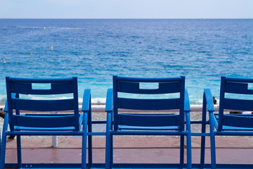 Blaue Stühle an der Promenade des Anglais in Nizza