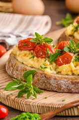 Bread scrambledd eggs