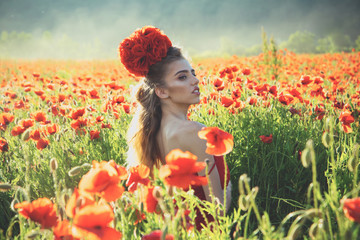 Naklejka premium girl in field of poppy seed