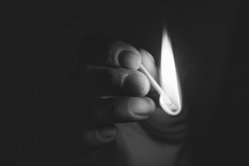 Brennende Streichholz im Hand