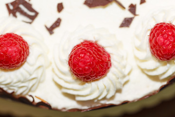 Schokoladen Himbeer Kuchen mit Sahne, close-up, low focus