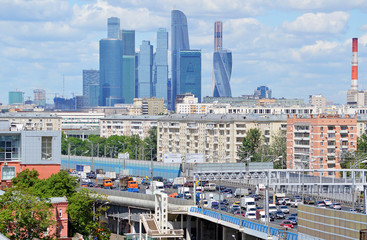 Fototapeta na wymiar Третье транспортное кольцо на фоне жилых домов и небоскребов бизнес-центра