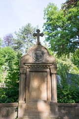 Alter Grabstein mit Kreuz