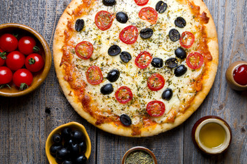 Pyszna pizza na drewnie
