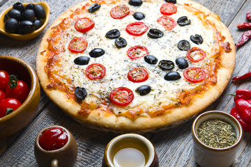 Pyszna pizza na drewnie
