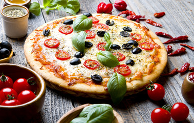 Pyszna pizza ze świeżą bazylią