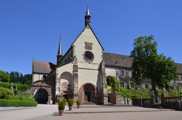Fototapeta na wymiar Kirche und Platz, Kloster Bronnbach
