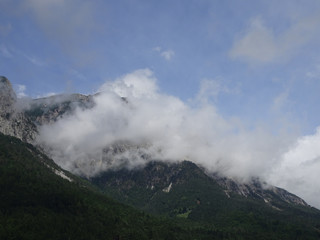 Fototapeta na wymiar Berggipfel mit Wolken verhüllt