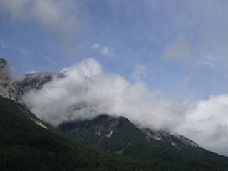 Berggipfel mit Wolken verhüllt