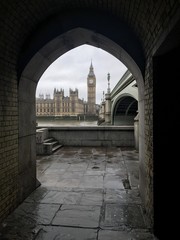 Big ben y parlamento bajo la lluvia de Londres
