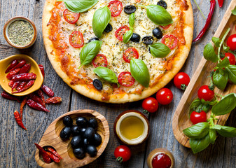 Obrazy na Szkle  Pyszna pizza ze świeżą bazylią