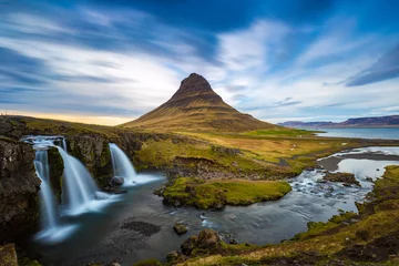 Fotobehang Kirkjufell Kirkjufellsfoss-waterval met Kirkjufell-berg op de achtergrond bij zonsondergang, IJsland