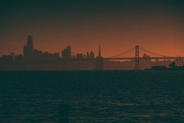 Obraz premium Silhouette of San Francisco Skyline from Middle Harbor Shoreline Park in Oakland