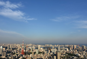 青空と雲・日本の東京都市風景（江東区や港区方面などを望む）