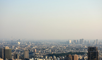 日本の都市景観「横浜のみなとみらい２１（画面左側）」方面などを望む