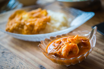  Sour soup made of tamarind paste with shrimp and fried omelet topped on rice