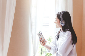 Naklejka premium Woman listening music with headphones