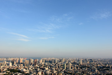 青空とビル群・日本の東京都市景観（東京湾や羽田空港方面などを望む）
