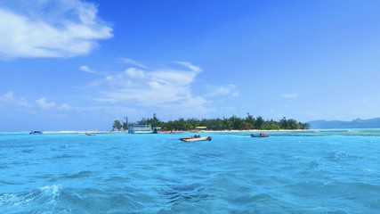 Obraz premium エメラルドグリーンの海に浮かぶ小島