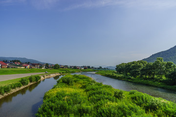 Fototapeta na wymiar 夏の魚野川の風景