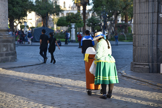Péruvienne vendant des glaces plaza de Armas à Arequipa au Pérou