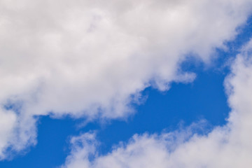 Obraz premium White clouds against the blue sky