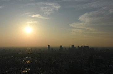 太陽と雲・夕日、日本の東京都市景観（新宿方面などを望む）