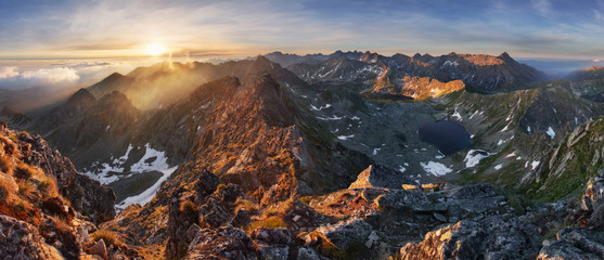Fototapeta premium Panorama górskiego krajobrazu w lecie w Polsce Tatry w pobliżu Zakopanego ze szczytu Świnicy