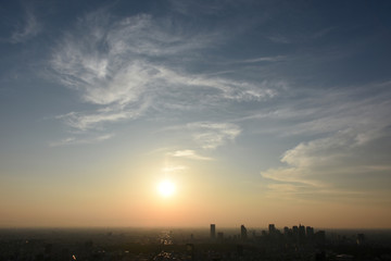青空と太陽・夕日「空想・雲のモンスター」・日本の東京都市景観（新宿の高層ビル群などを望む）