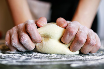 prepare pizza dough hand